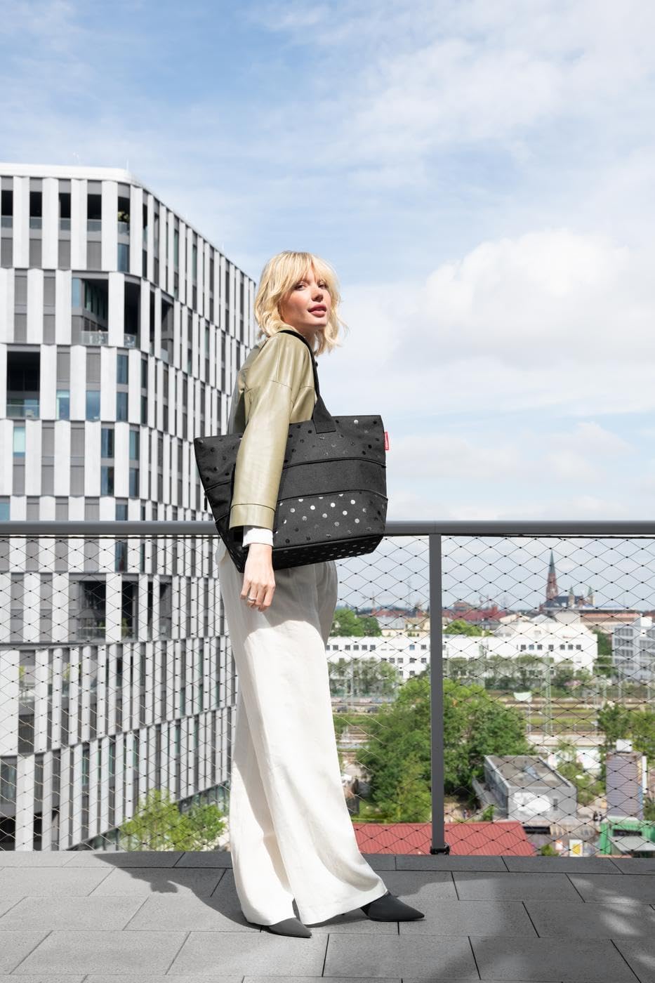 reisenthel Shopper E1 Glossy Dots Black, Daisy Blue