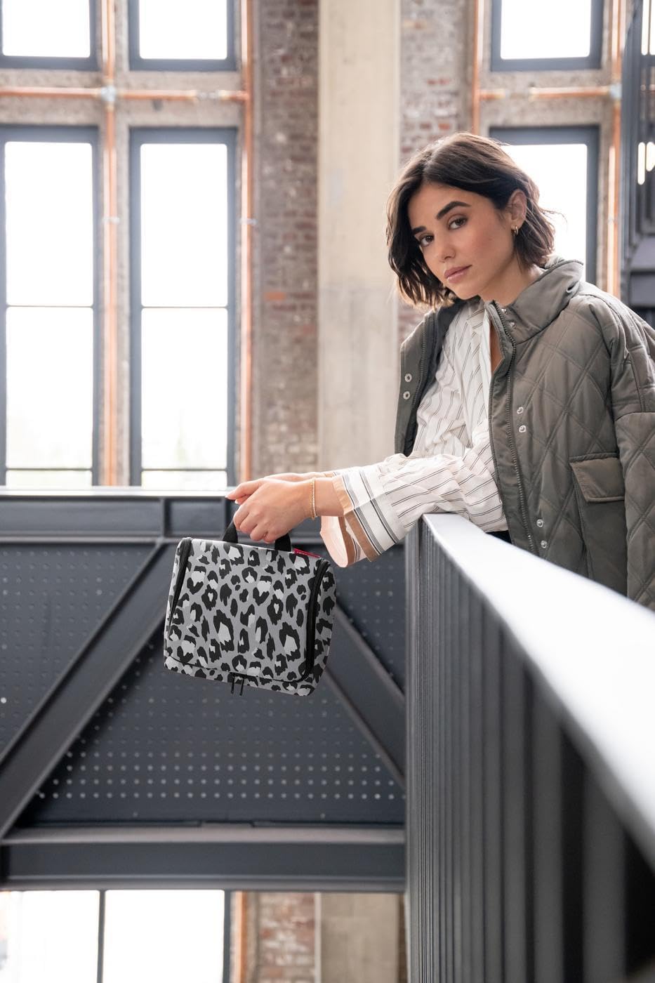 reisenthel Toiletbag XL Practical Toiletry Bag with Hook, Water-Repellent Material, Mesh black., 28 cm, Cosmetic bag