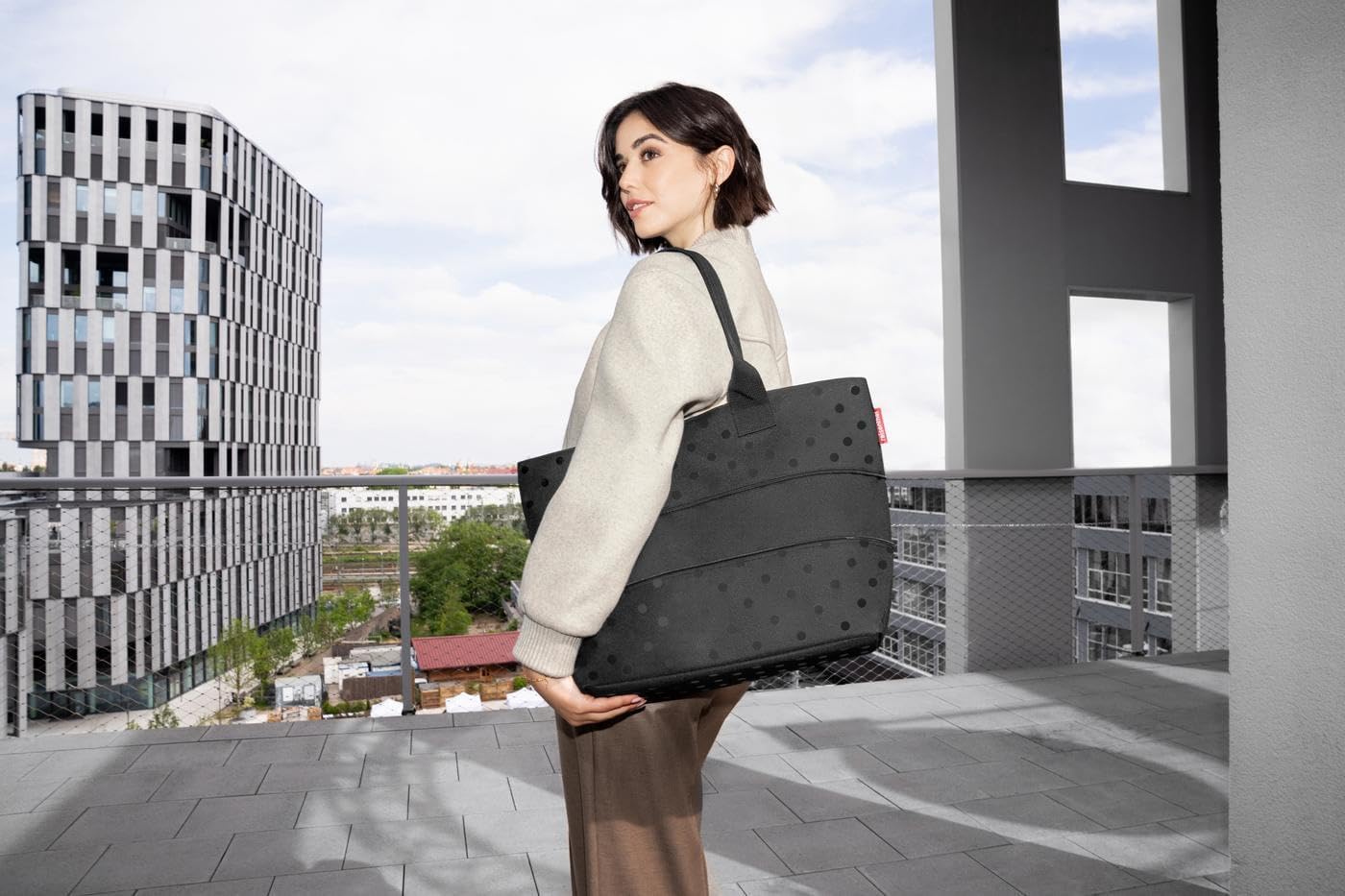 reisenthel Shopper E1 Glossy Dots Black, Daisy Blue